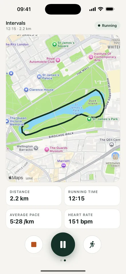Active run screen: the route so far on a map with distance, running time, average pace and heart rate.